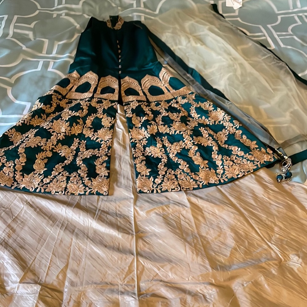 Indian girls dress Indian size 28 wore once for few hours in wedding